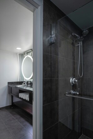 Designer-Toilettenartikel, Haartrockner, Handtücher