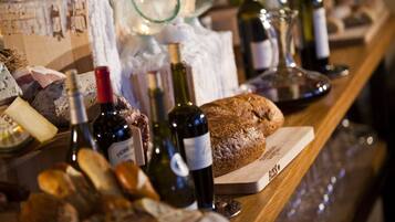 Breakfast, lunch, dinner served; American cuisine