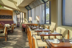 供應早餐、午餐及晚餐