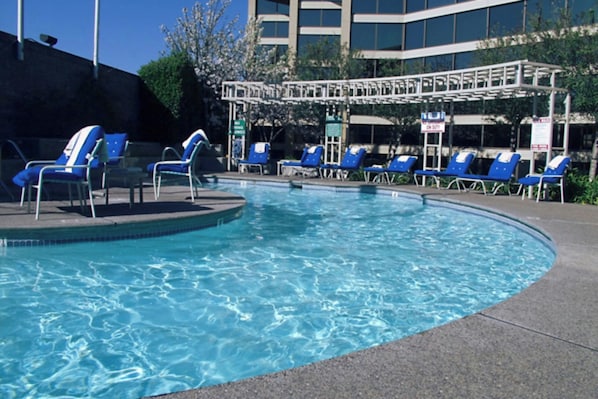 Piscina a l'aire lliure (horari: 06:00-22:00) i gandules