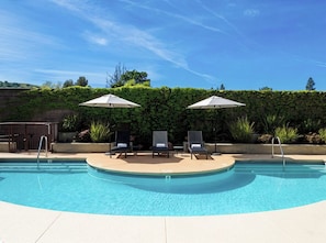 Piscine extérieure, chaises longues