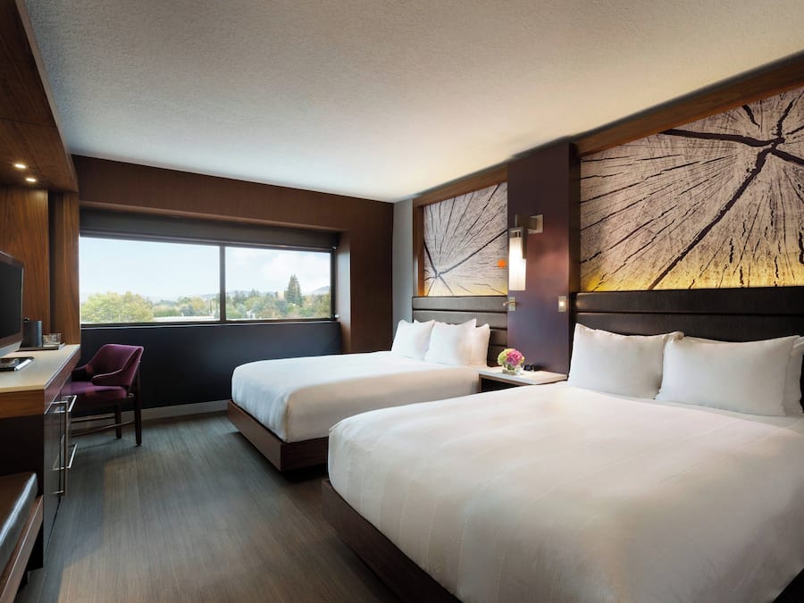 Sengetøy av topp kvalitet, senger med overmadrass og safe på rommet