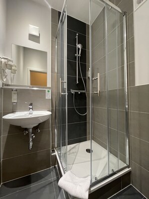 Economy eenpersoonskamer, 1 eenpersoonsbed, uitzicht op binnenplaats | Badkamer | Een douche, gratis toiletartikelen, een haardroger, handdoeken