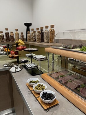 Petit déjeuner buffet servi tous les jours en supplément
