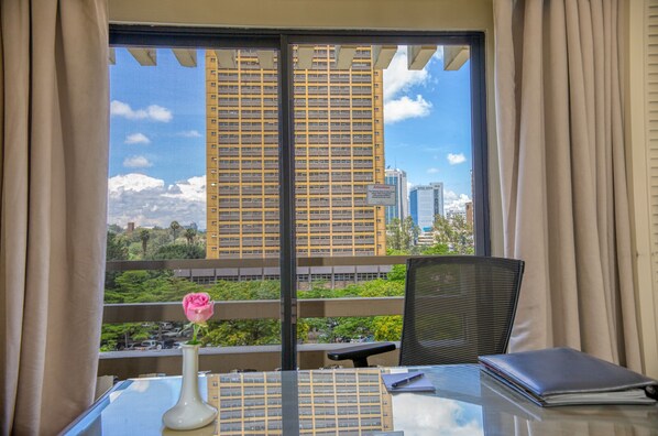 Club Room, 1 King Bed (IC) | View from room