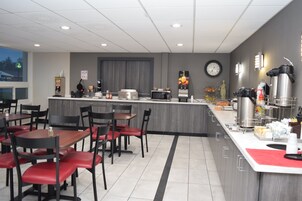 Café da manhã completo grátis todos os dias