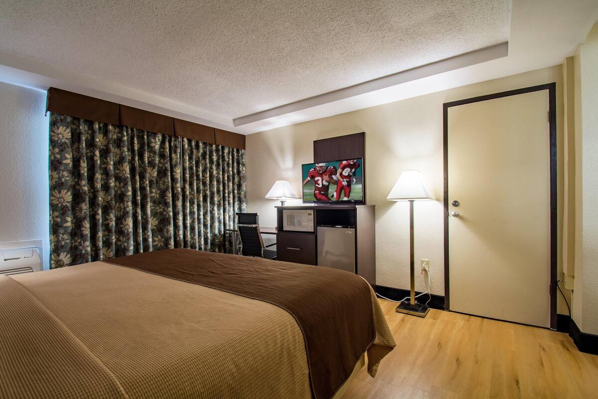 Literie de qualité, lit avec matelas à plateau-coussin, bureau