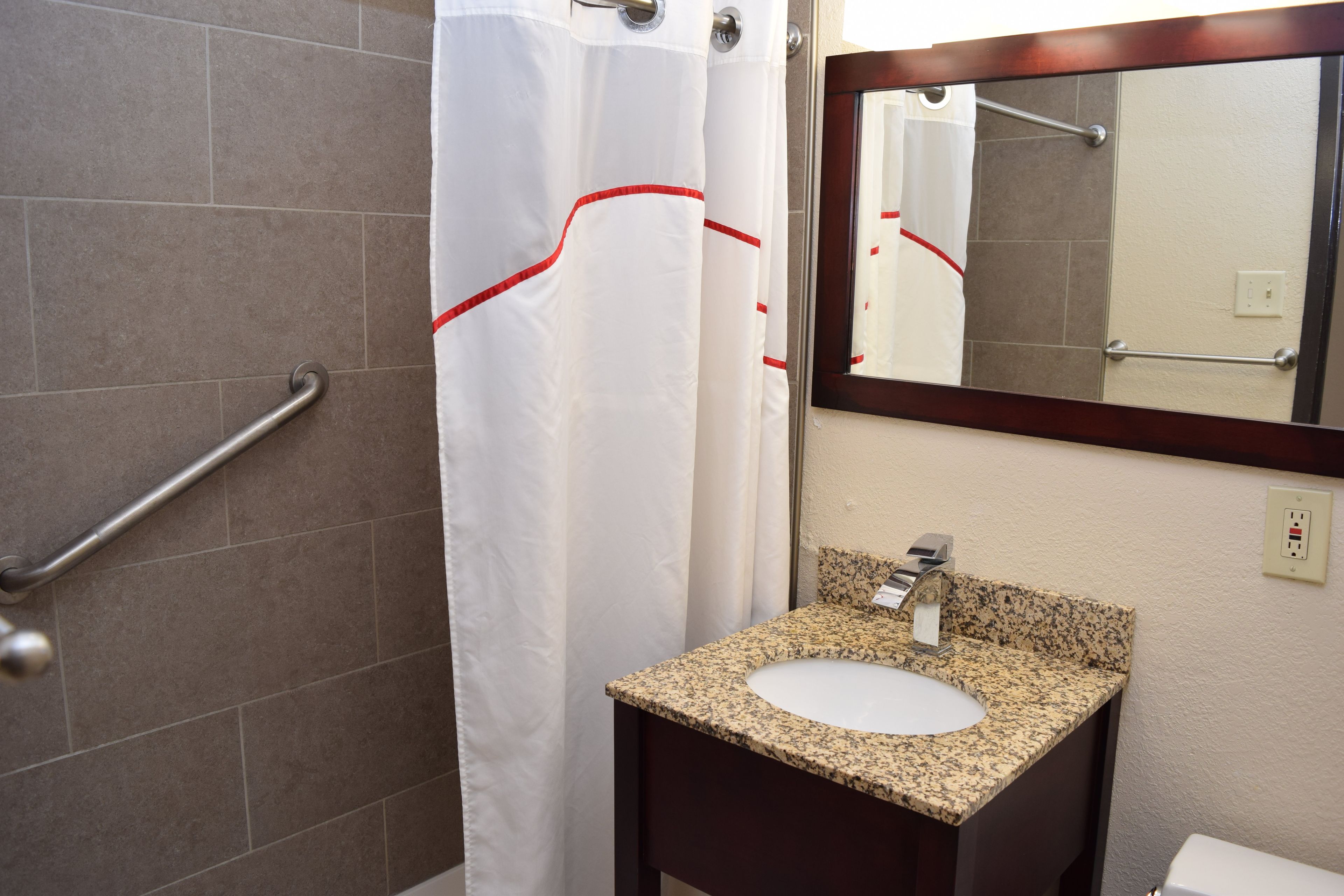 Bañera con ducha, artículos de tocador gratuitos, secador de pelo