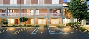 HomeTowne Studios by Red Roof Auburn Hills