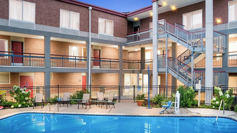 HomeTowne Studios by Red Roof Auburn Hills