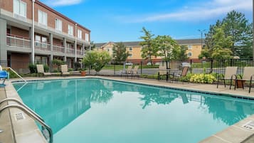 Een seizoensgebonden buitenzwembad