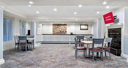 HomeTowne Studios by Red Roof Auburn Hills
