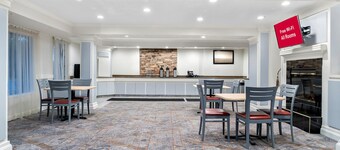 HomeTowne Studios by Red Roof Auburn Hills
