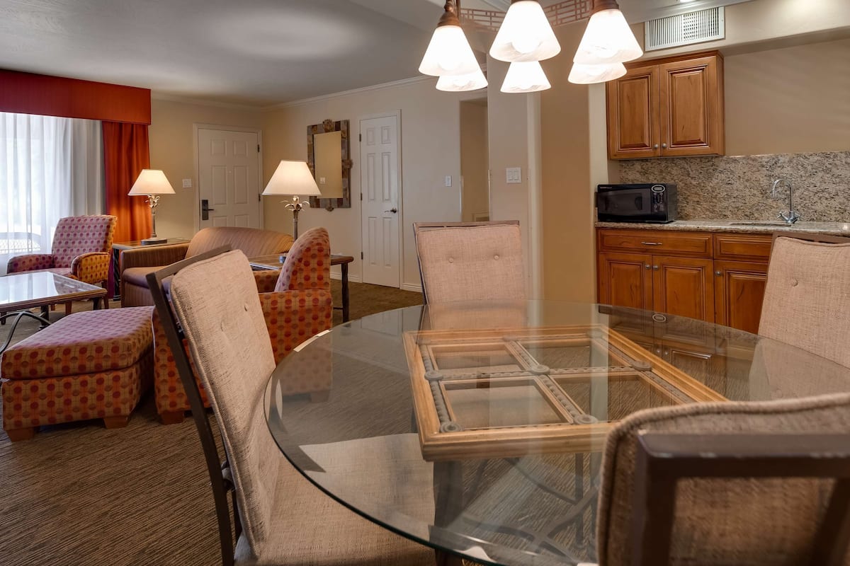 suite, multiple beds, non smoking, fireplace (with sofabed) | private kitchenette | mini-fridge, microwave, coffee/tea maker