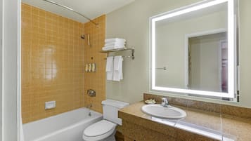 Suite, 1 cama King size, para no fumadores, refrigerador y microondas (with Sofabed) | Baño | Amenidades de baño gratuitas, secadora de cabello, toallas
