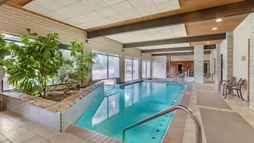 Inomhuspool, utomhuspool, parasoller och solstolar