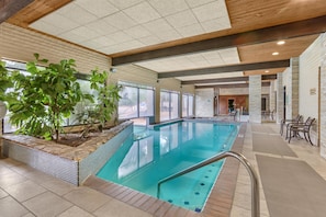 Indoor pool, outdoor pool, pool umbrellas, pool loungers - Best Western Plus Arroyo Roble Hotel & Creekside Villas (Sedona)