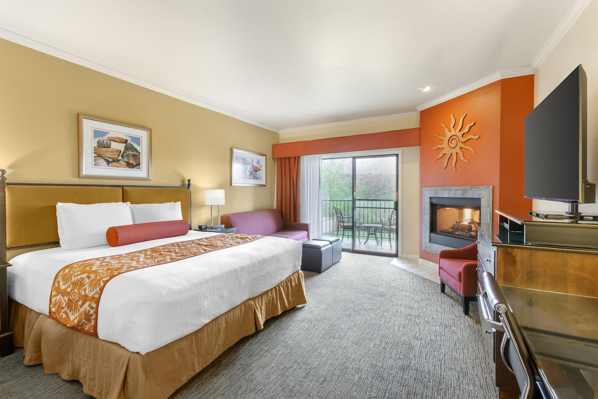 Signature Room, 1 King Bed, Non Smoking, Fireplace (with Sofabed) | 1 bedroom, pillowtop beds, in-room safe, desk