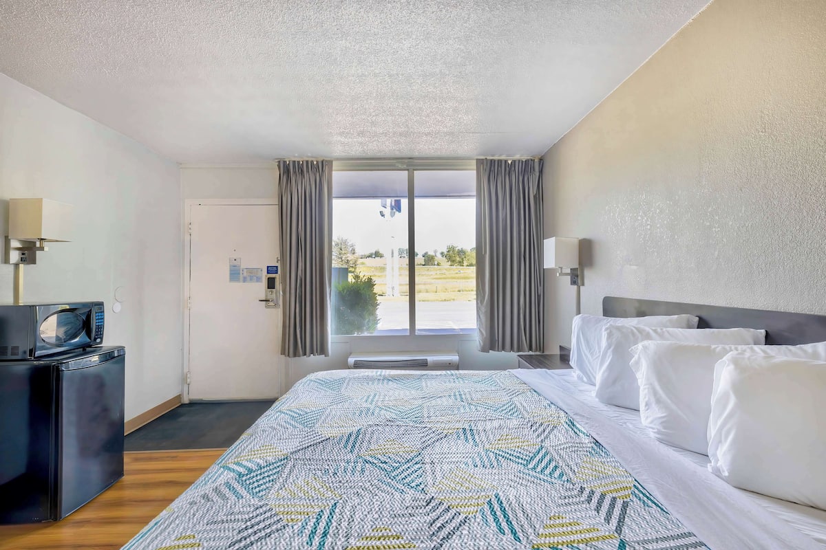 Desk, cots/infant beds, free WiFi, bed sheets