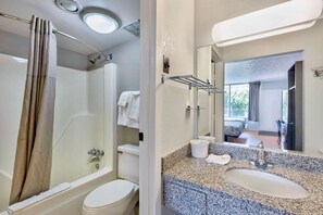 Combined shower/bathtub, towels