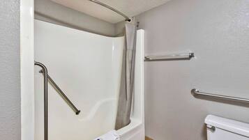 Combined shower/tub, towels