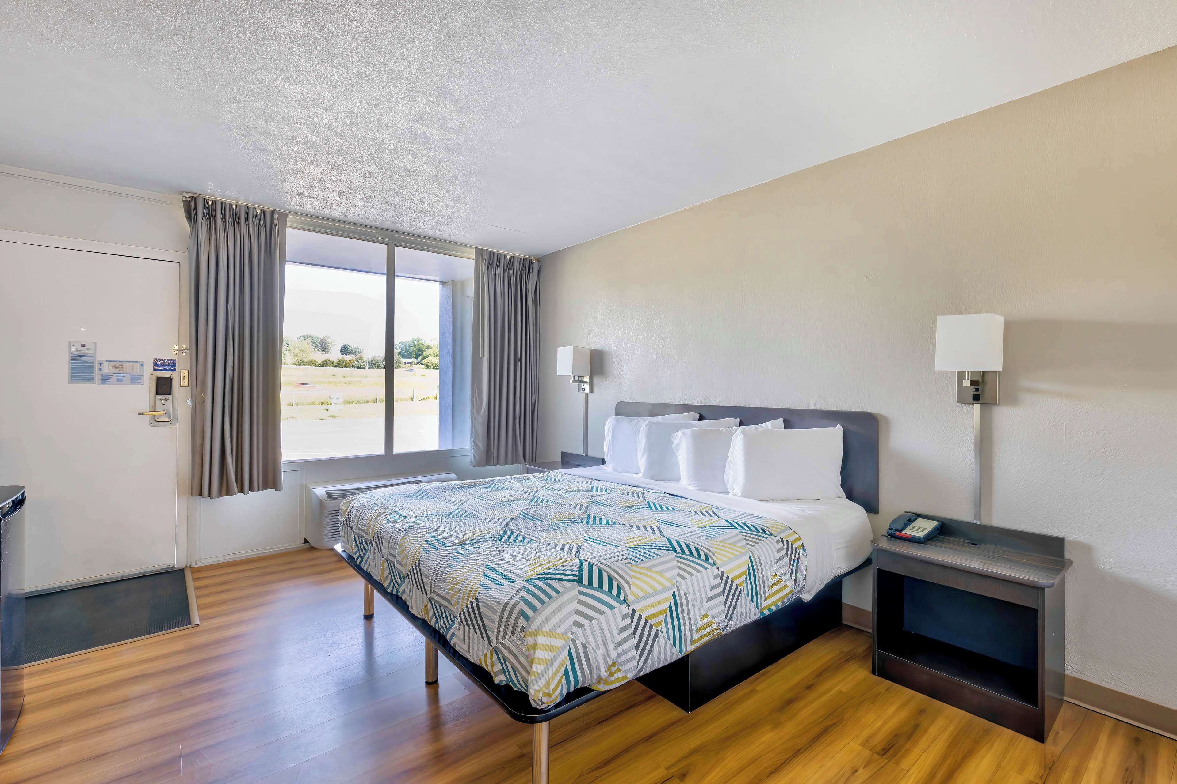 Bàn, nôi/giường cho trẻ sơ sinh (phụ phí) 