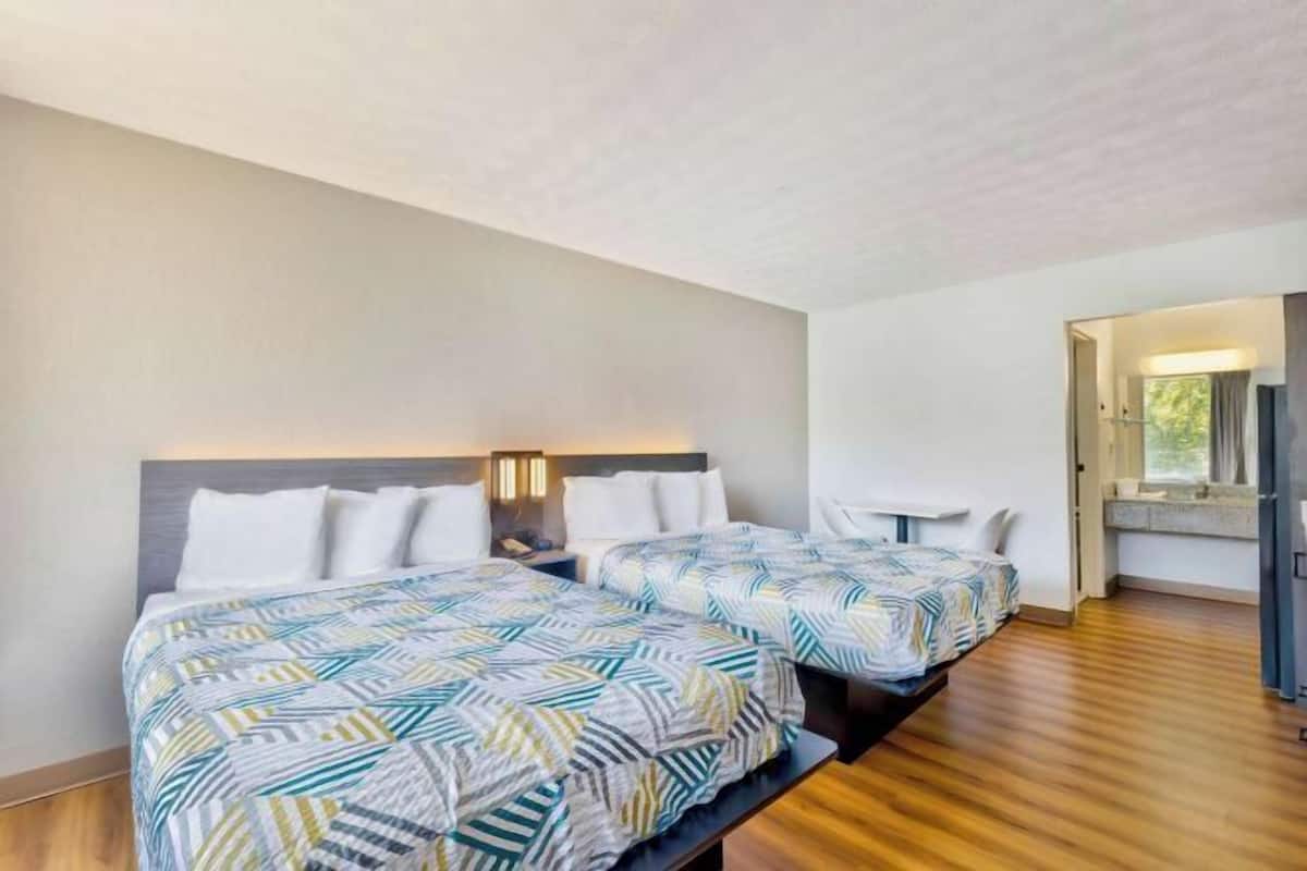 Escritorio, cunas, wifi gratis y ropa de cama