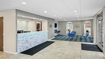 Combined shower/bathtub, free toiletries, hair dryer, towels