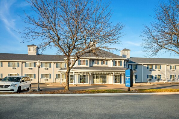 A hotel with a central lobby and multiple guest rooms. - Rodeway Inn Grandville - Grand Rapids (Grandville)