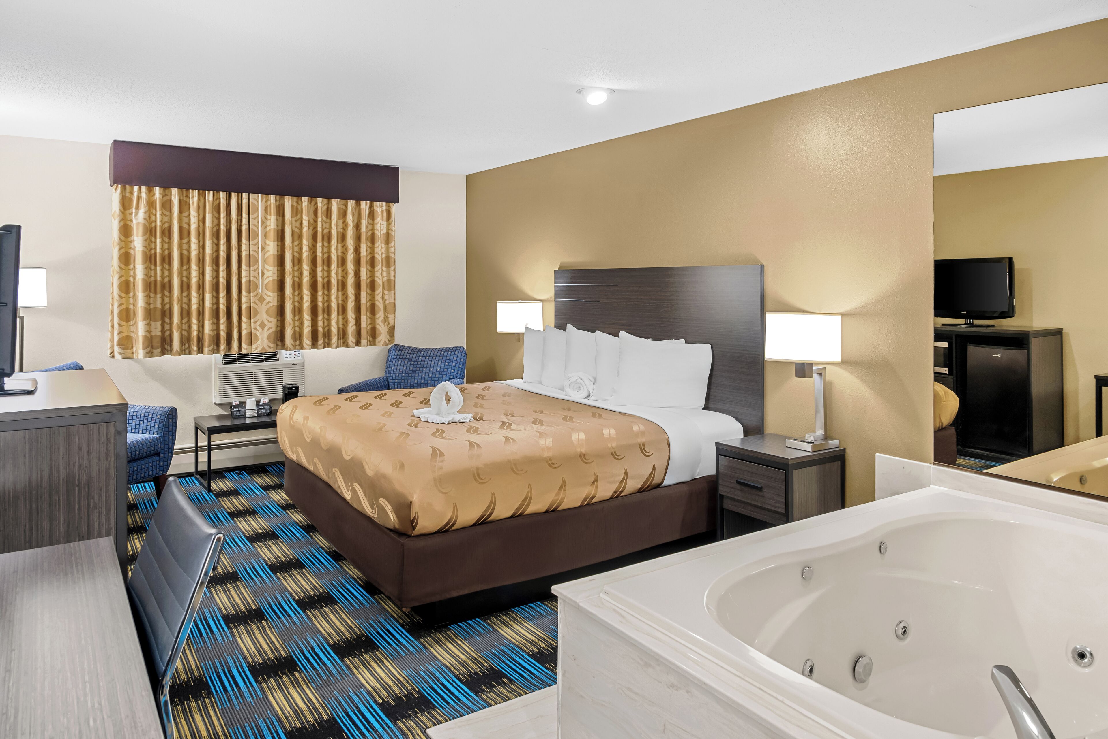 标准房, 1 张特大床, 按摩浴缸 | 办公桌、遮光窗帘、熨斗/熨衣板、免费 WiFi