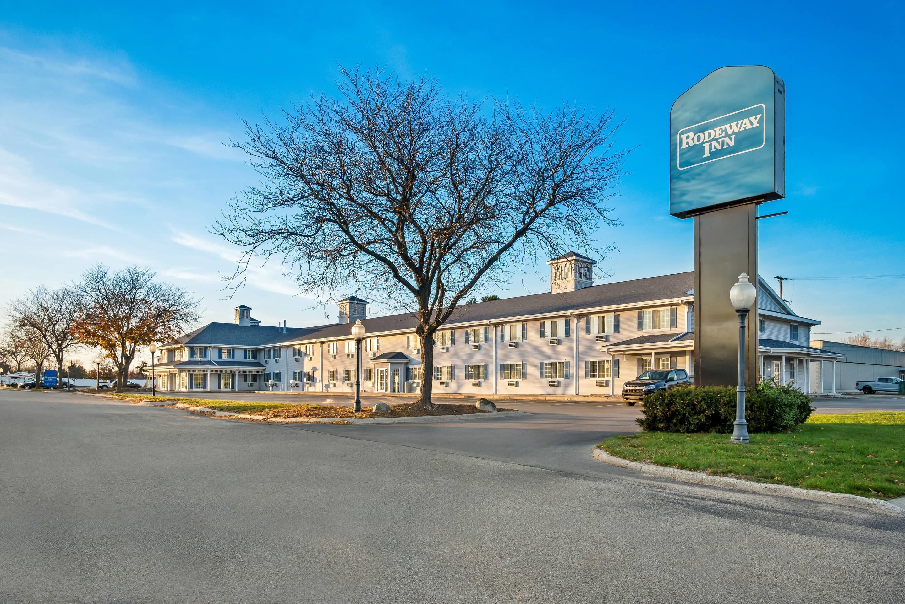 Een groot, meerhoog hotel met een opvallend bord waarop 
