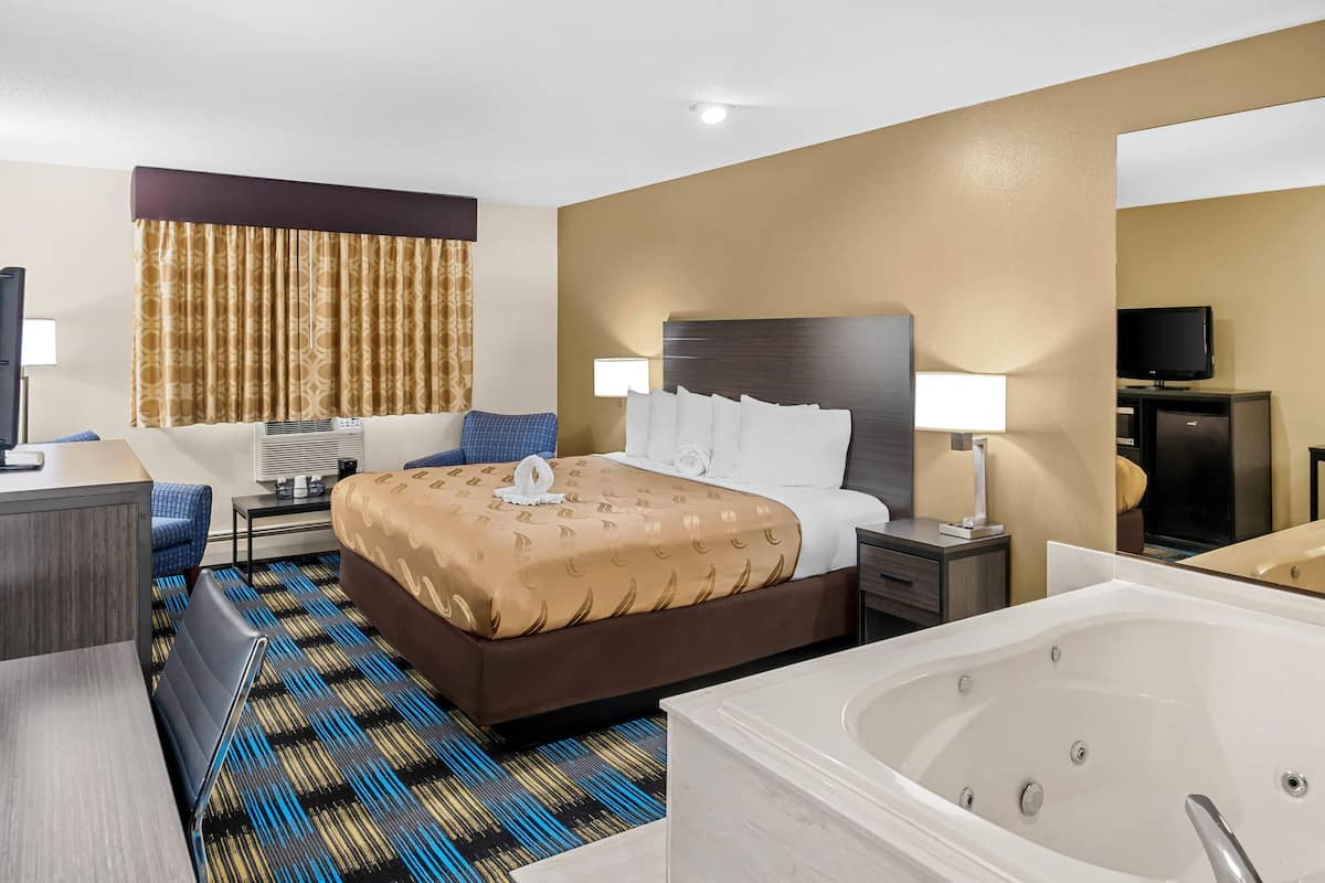 Standard Room, 1 King Bed, Jetted Tub | Desk, blackout drapes, iron/ironing board, WiFi (free)