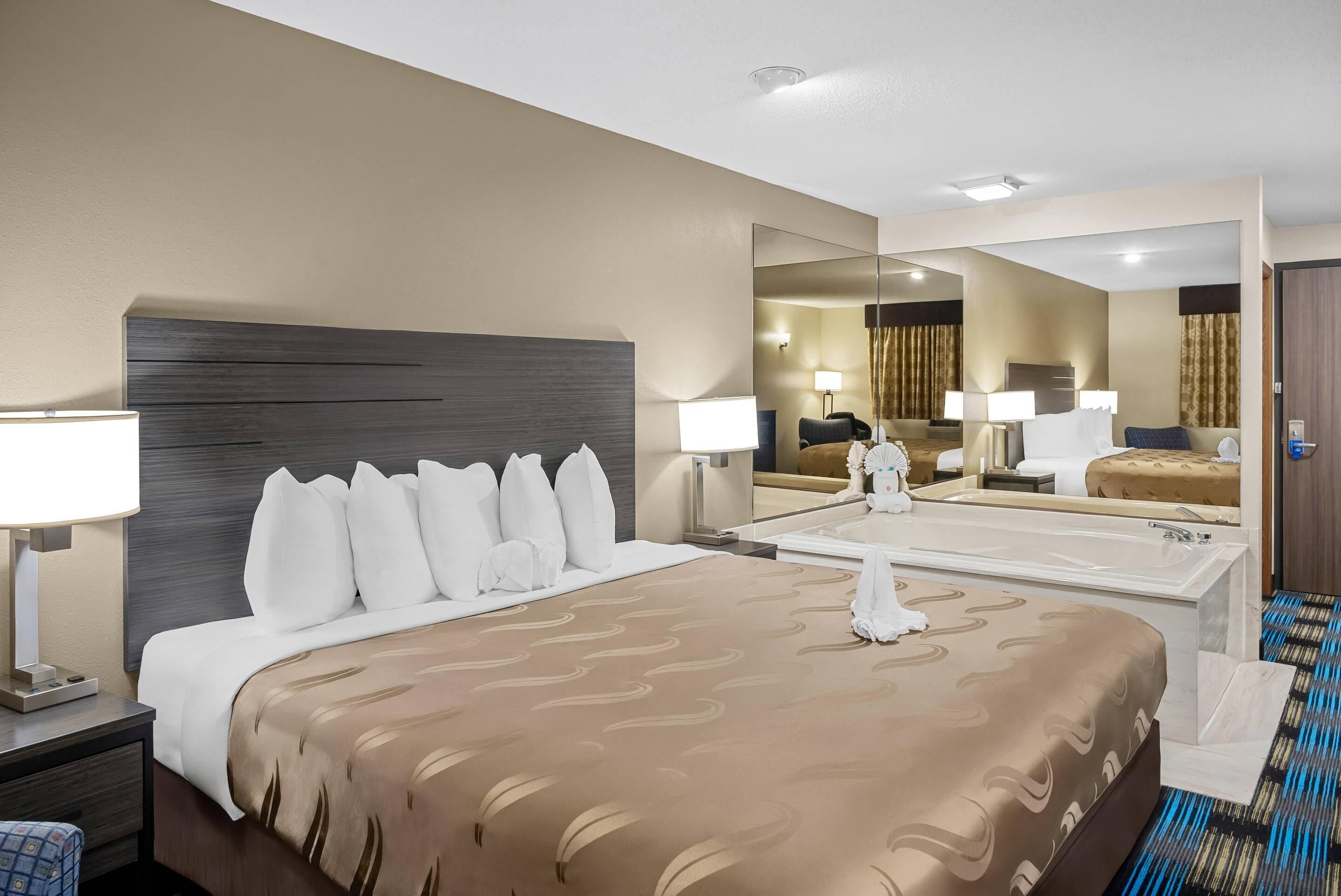 Habitación estándar, 1 cama King size, hidromasaje | Escritorio, cortinas blackout y tabla de planchar con plancha 