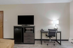 Standard Room, 1 King Bed, Non Smoking | Desk, blackout drapes, iron/ironing board, free WiFi