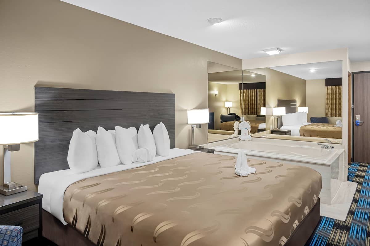 Standard Room, 1 King Bed, Jetted Tub | Desk, blackout drapes, iron/ironing board, free WiFi