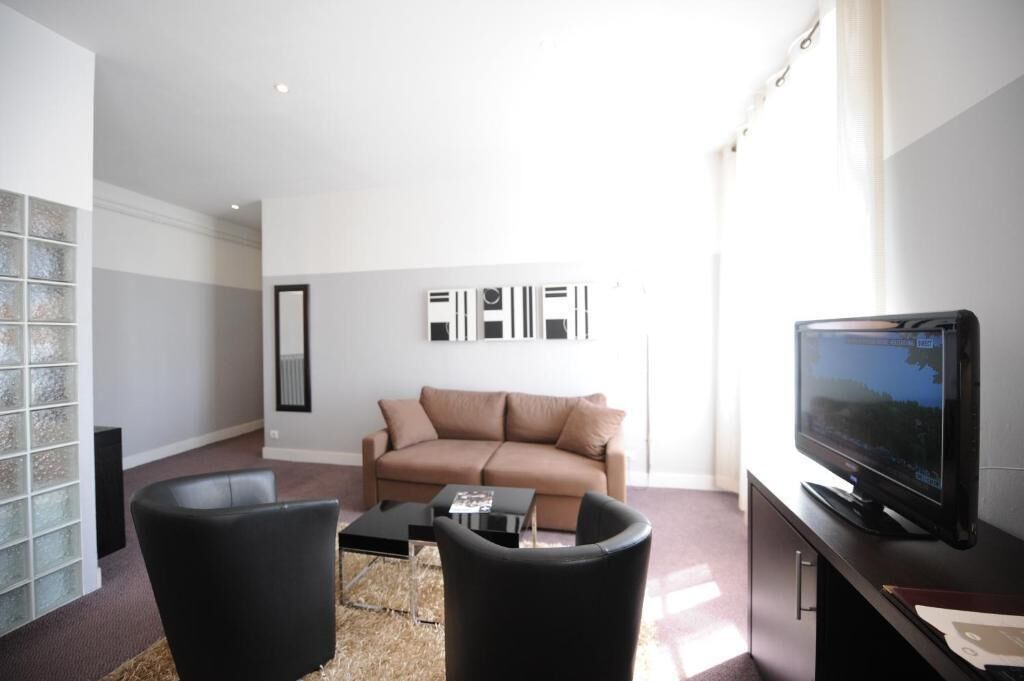 82-cm flat-screen tv with premium tv channels, tv