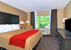 Quarto de hotel com cama, duas mesas de cabeceira, escrivaninha, televisão e janela com cortinas.
