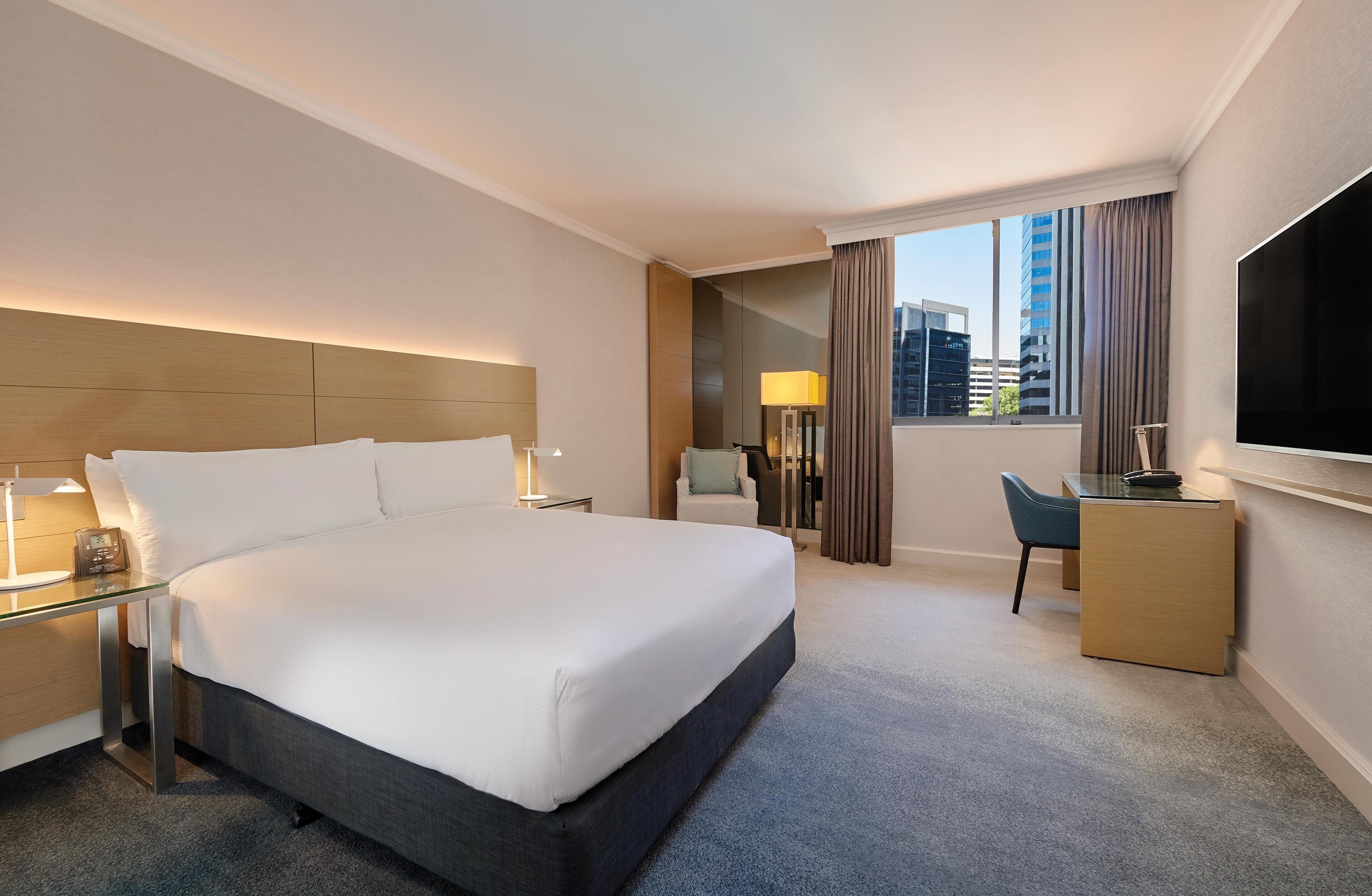 Queen Hilton Guestroom | Hypo-allergenic bedding, pillowtop beds, minibar, in-room safe