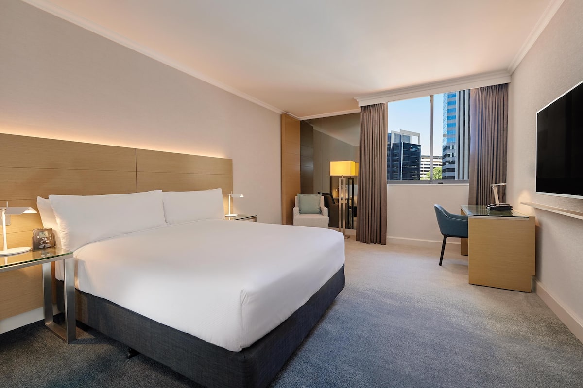 Queen Hilton Guestroom | Hypo-allergenic bedding, pillowtop beds, minibar, in-room safe