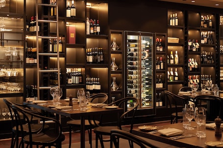 Se sirven desayunos, almuerzos, cenas y cocina local . Parmelia Hilton Perth