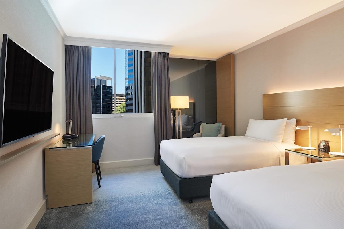 Twin Hilton Guestroom | Hypo-allergenic bedding, pillowtop beds, minibar, in-room safe