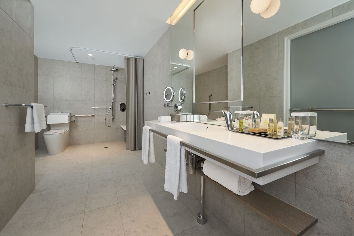 executive room, 1 king bed | accessible bathroom