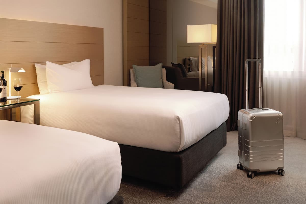 Twin Hilton Guestroom | Hypo-allergenic bedding, pillowtop beds, minibar, in-room safe