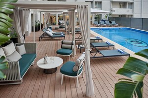 Una piscina al aire libre, cabañas de piscina gratuitas, sombrillas