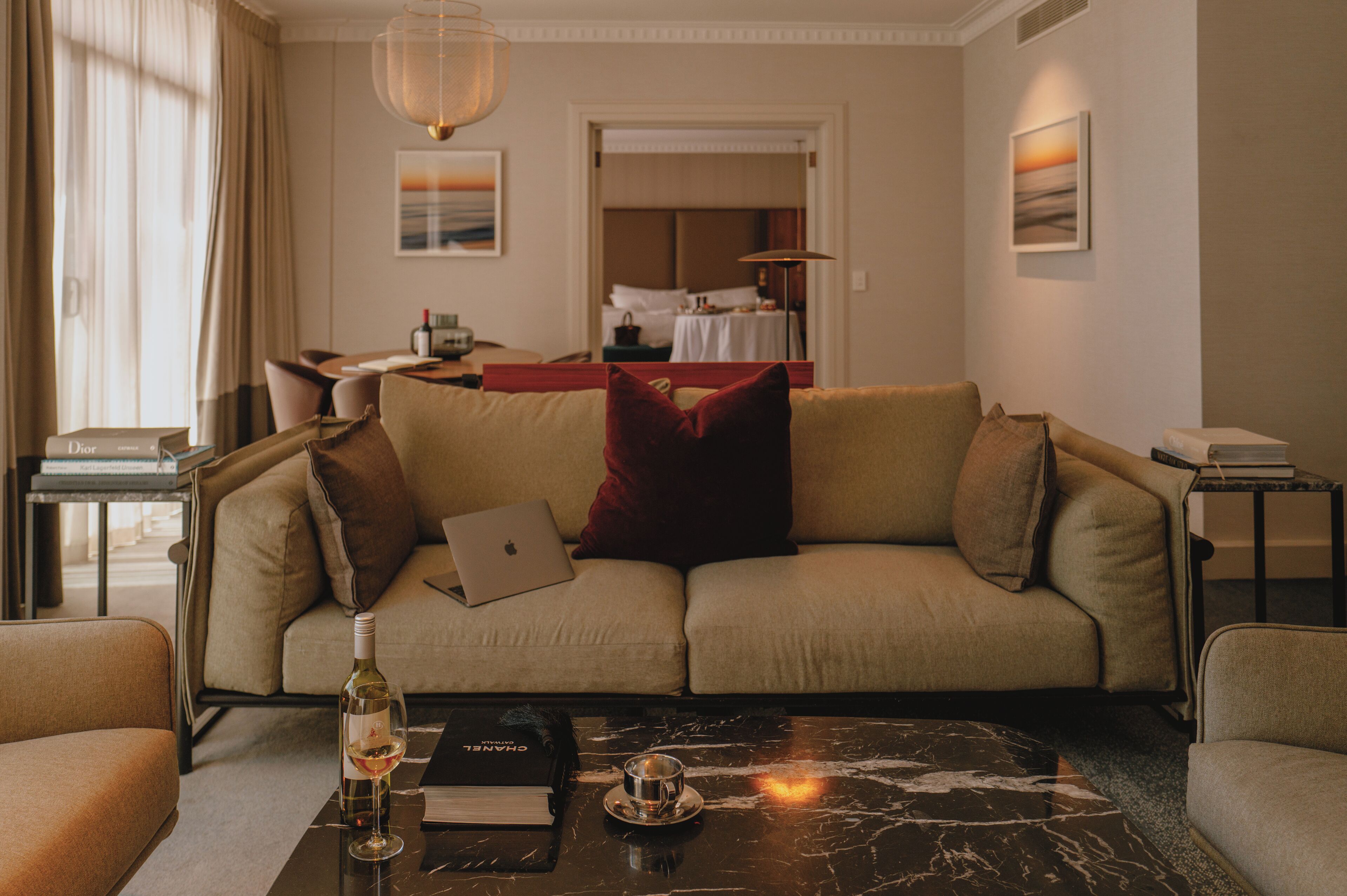 プレミア スイート | 低刺激性寝具、ピロートップベッド、ミニバー、セーフティボックス (室内)