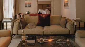 Ropa de cama hipoalergénica, colchones con pillow-top y minibar