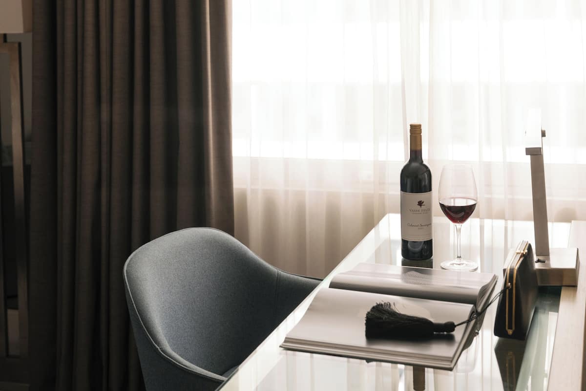 King Hilton Deluxe | Hypo-allergenic bedding, pillowtop beds, minibar, in-room safe