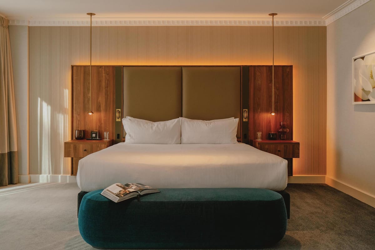 King Premier Suite | Hypo-allergenic bedding, pillowtop beds, minibar, in-room safe