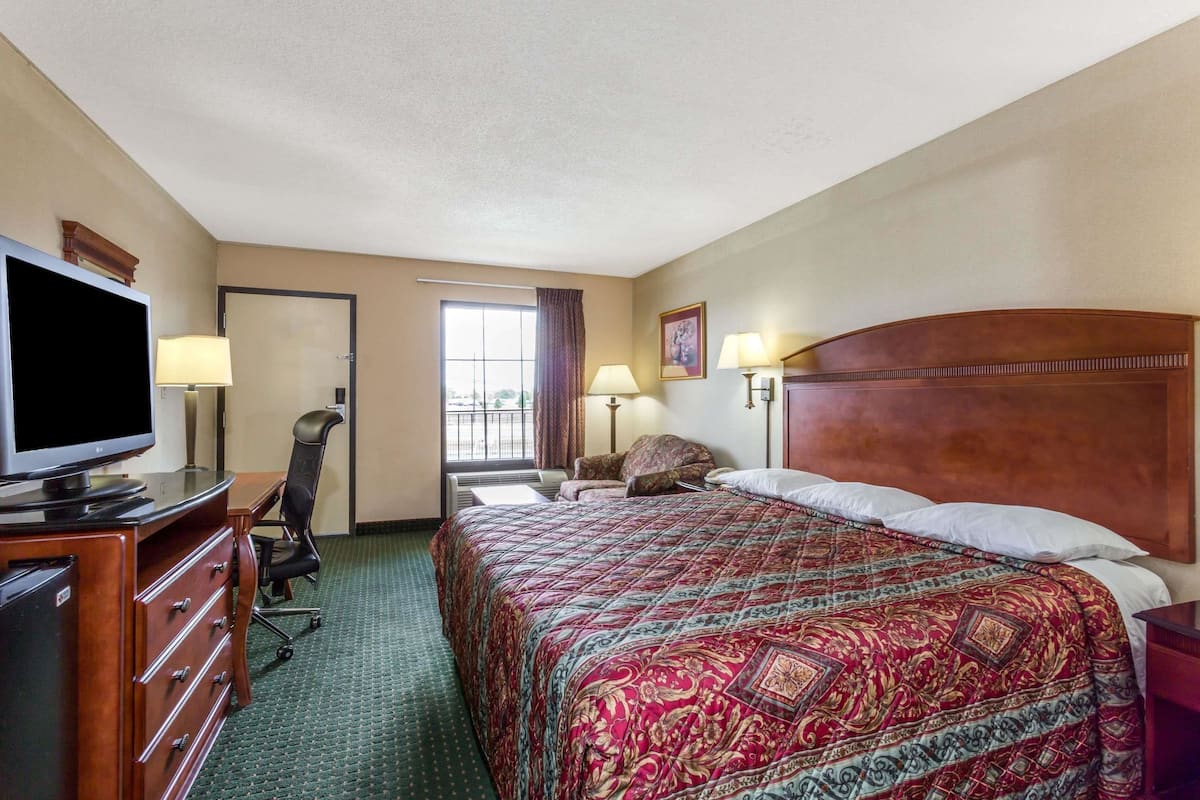 Standard Room, 1 King Bed, Smoking | Desk, iron/ironing board, WiFi (free), bed sheets
