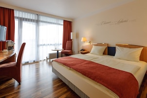 Hypo-allergenic bedding, minibar, in-room safe, laptop workspace